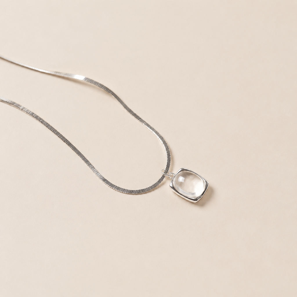 VEIN TRACE — White Agate Silk Snake Chain Pendant Necklace