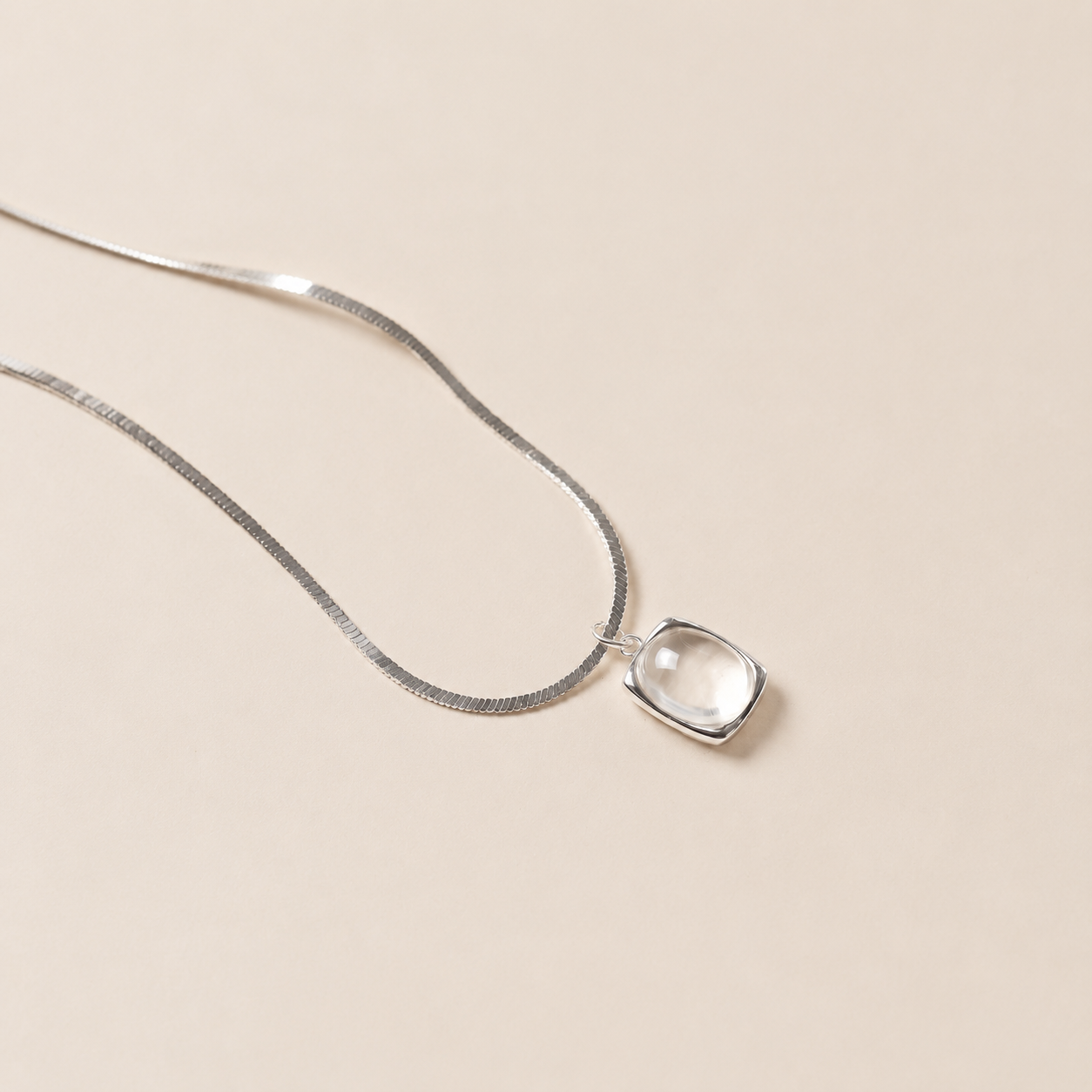 VEIN TRACE — White Agate Silk Snake Chain Pendant Necklace