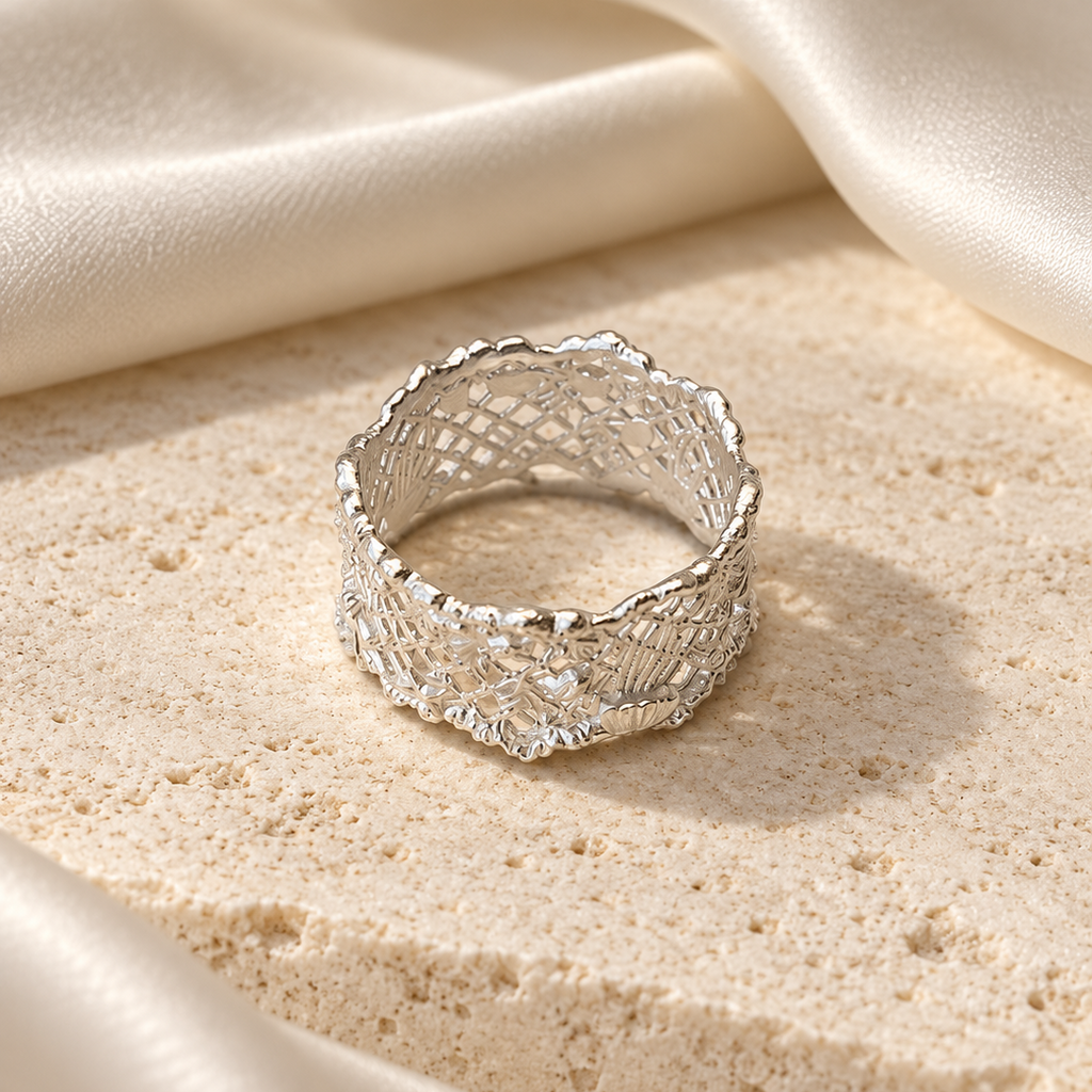 Dimensional lattice and irregular edges of the ocean-inspired silver ring